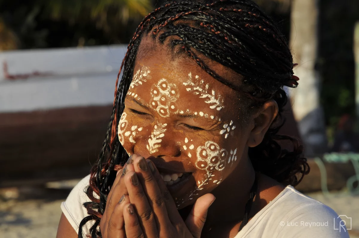 femme maquillage, soin de peau traditionnel, sourire et rire, Antsiranana