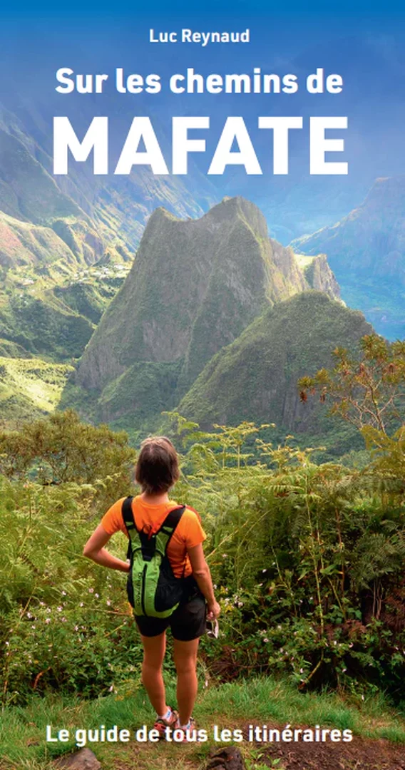 Couverture du livre : Le cirque de Mafate est bien le paradis de la randonnée : sauvage mais toujours sécurisé, riche en paysage ô combien magnifique, éloigné de tout mais toujours accueillant. Ce guide regroupe, pour la première fois, tous les sentiers du cirque avec une description minutieuse, dans les deux sens. Plus quelques conseils, les contacts des gites et les adresses utiles  pour préparer votre aventure sereinement.